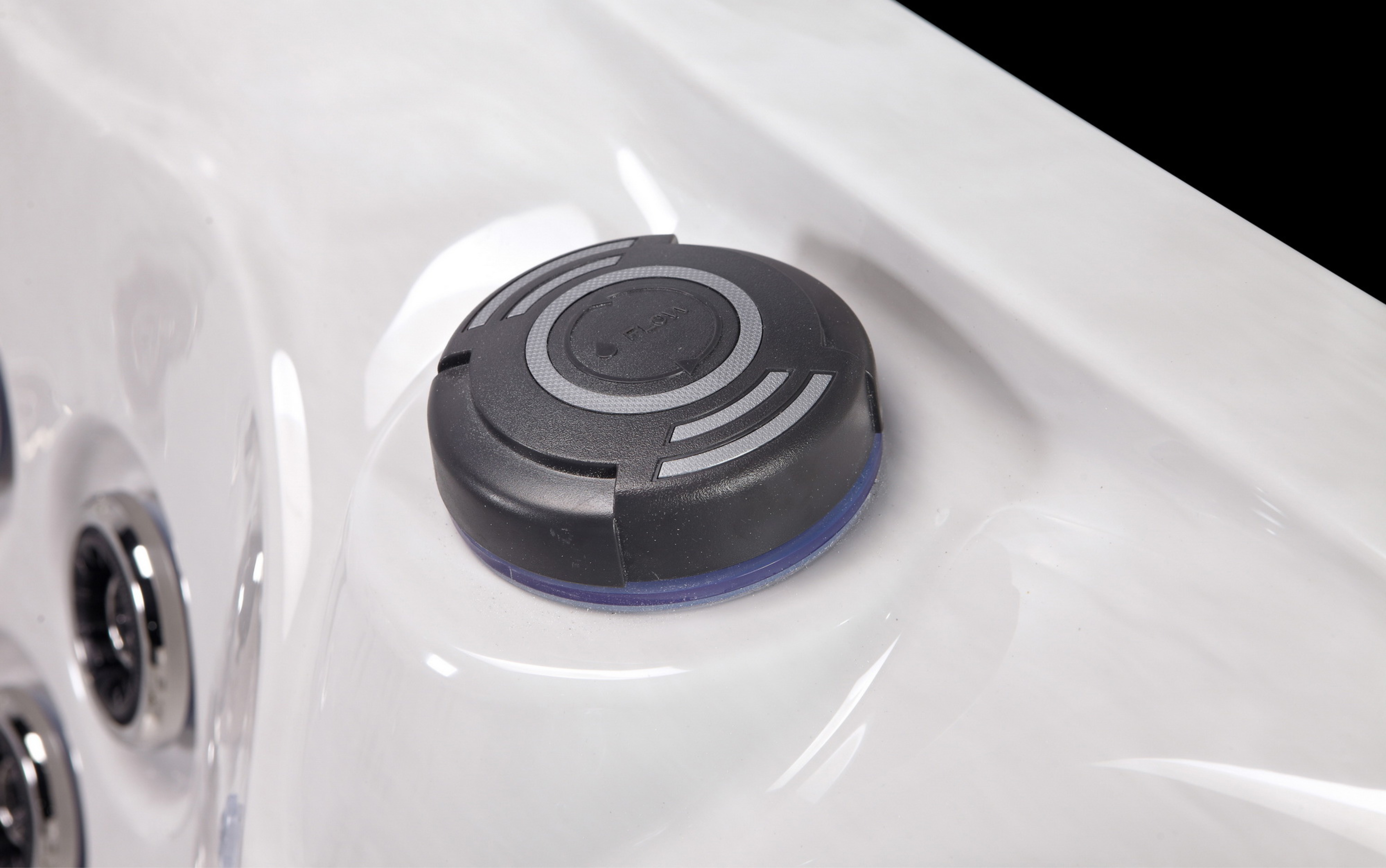 HOT TUB WITH BLUETOOTH SPEAKER